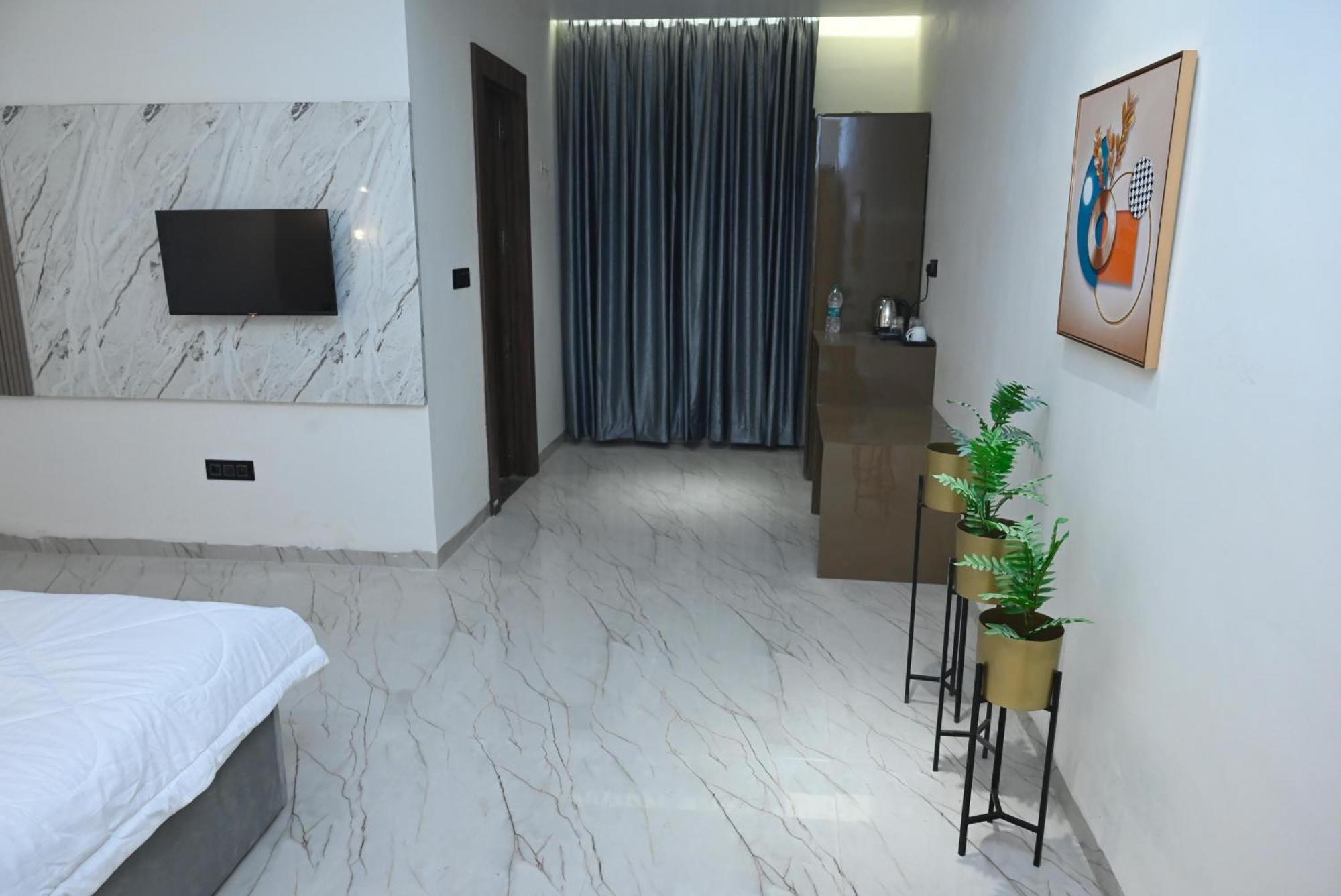 Trisaa Resort & Banquets Jhusi Kültér fotó