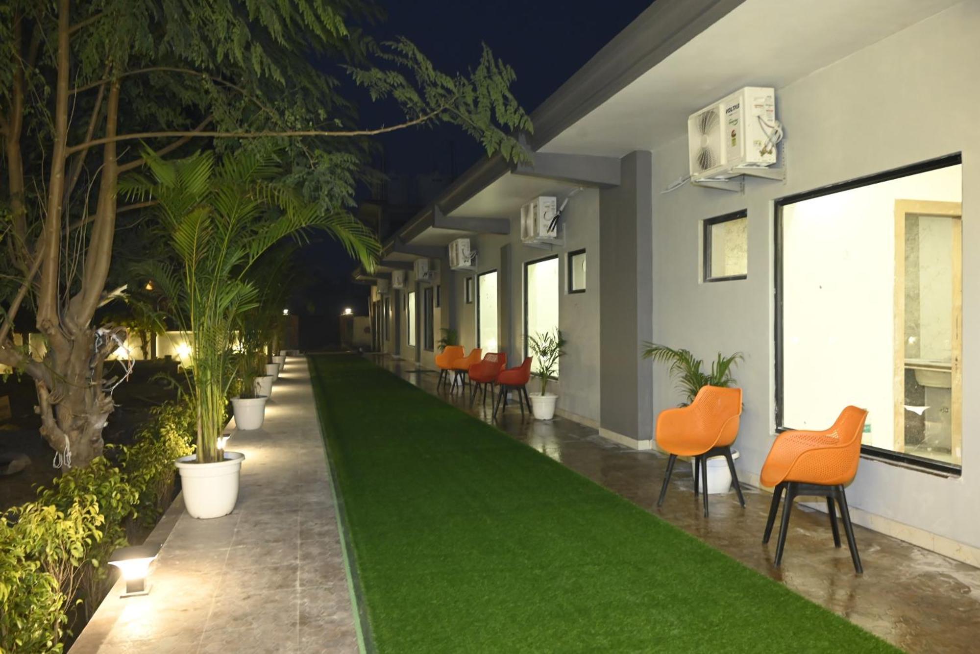 Trisaa Resort & Banquets Jhusi Kültér fotó